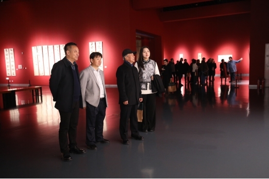 万通配资 “草原独行——许龙江书法作品展”在内蒙古美术馆举行