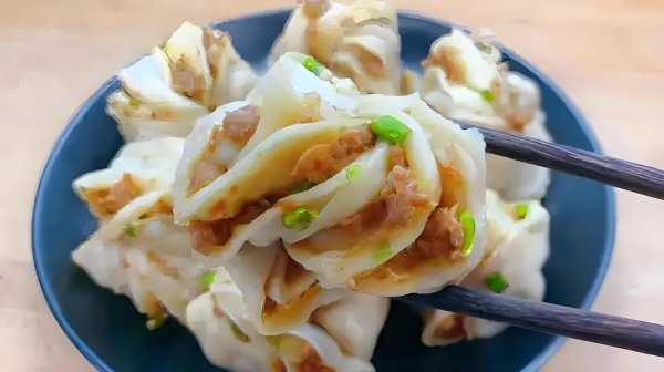 股易配 面粉不蒸馒头了，教你神仙吃法，比包子简单，比肉饼好吃，太香了