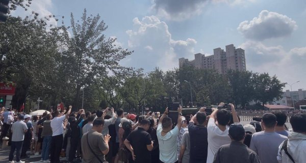 双盈策略 北京市民在复兴路目睹阅兵装备方队撤离，现场高呼“听党指挥，能打胜仗”
